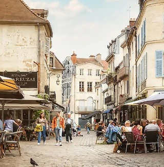 Ищейка Джек в городе