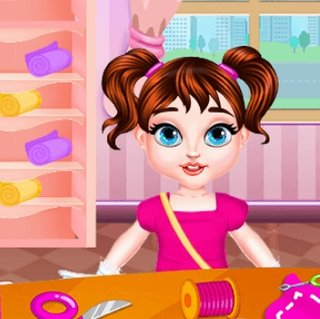 Малышка Тэйлор шьёт одежду