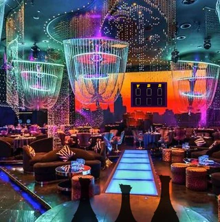 Друзья на рождественской вечеринке